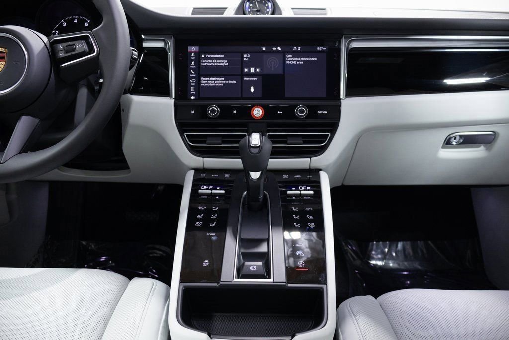 Certified 2025 Porsche Macan AWD/4WD image 16