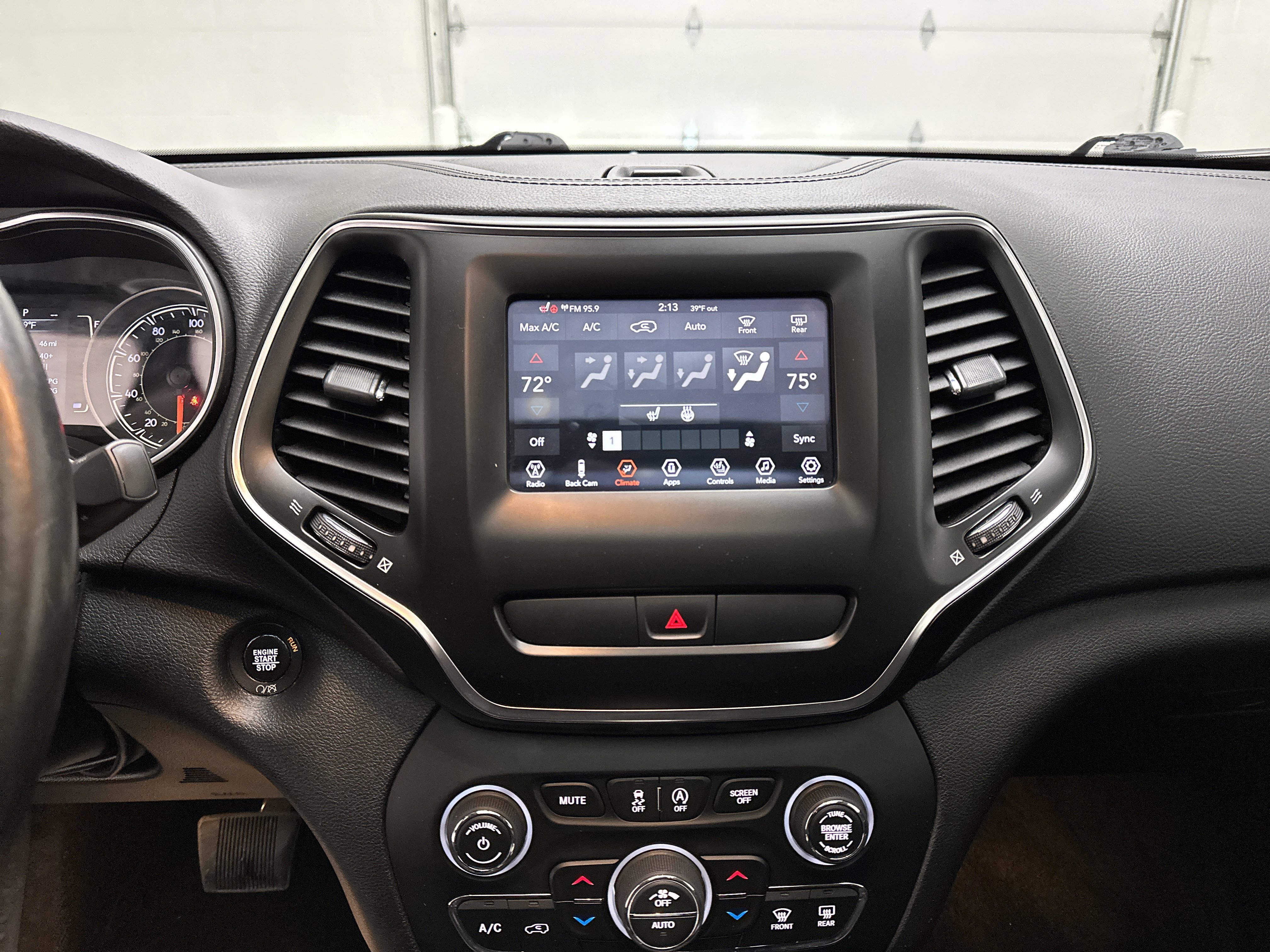 Used 2019 Jeep Cherokee Latitude Plus w/ Comfort/Convenience Group image 29