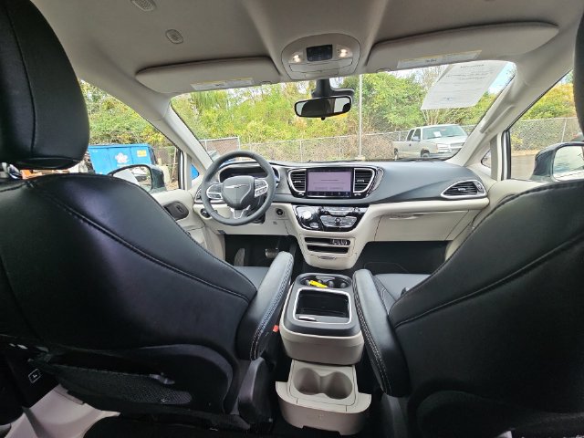 Used 2024 Chrysler Pacifica Touring-L FWD image 23