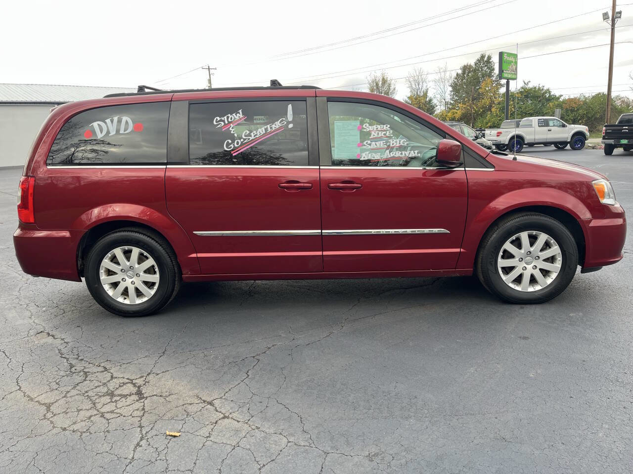 Used 2015 Chrysler Town & Country Touring image 4