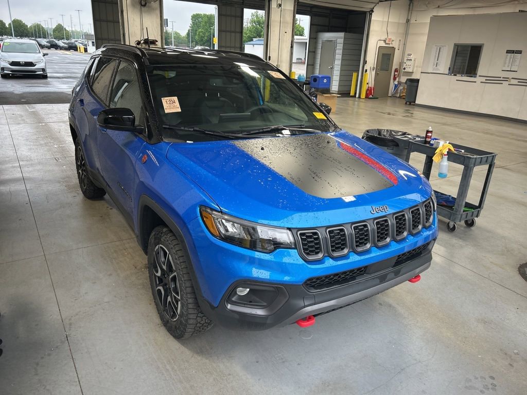 Used 2025 Jeep Compass Trailhawk AWD/4WD image 7