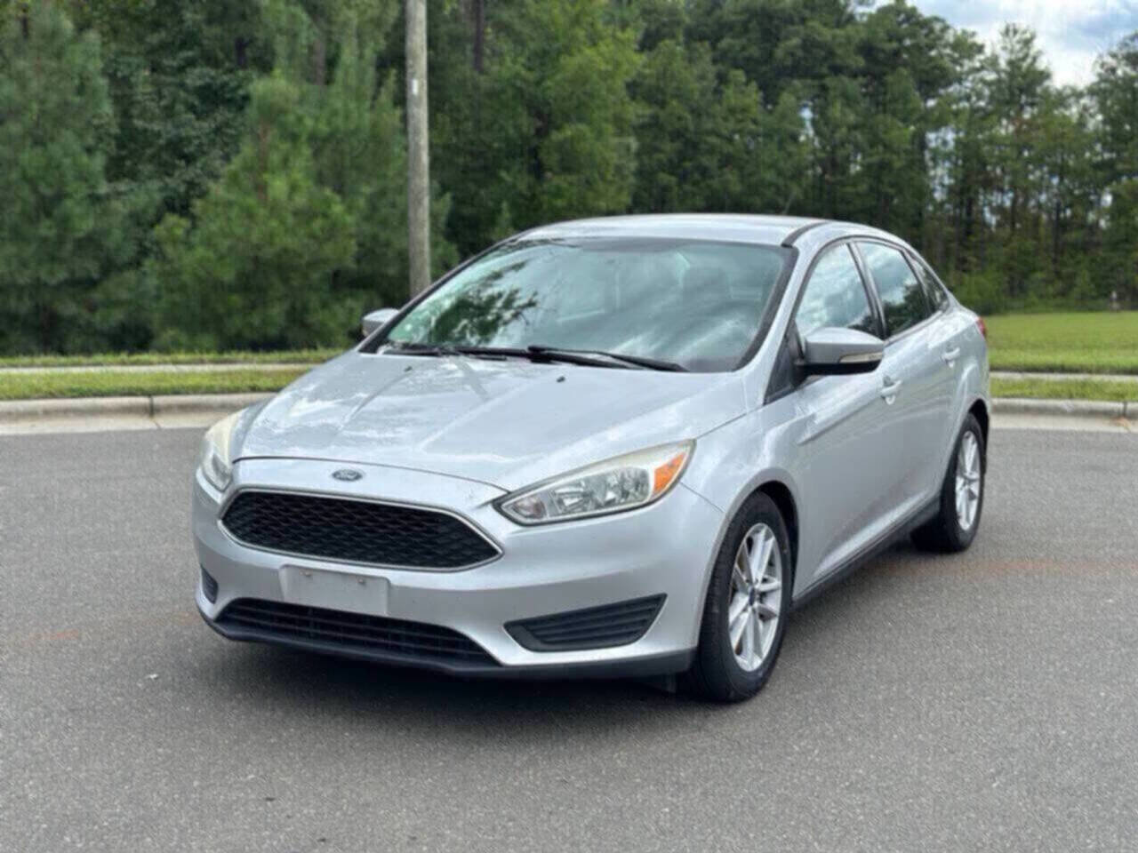 Used 2017 Ford Focus SE w/ Cold Weather Package image 3