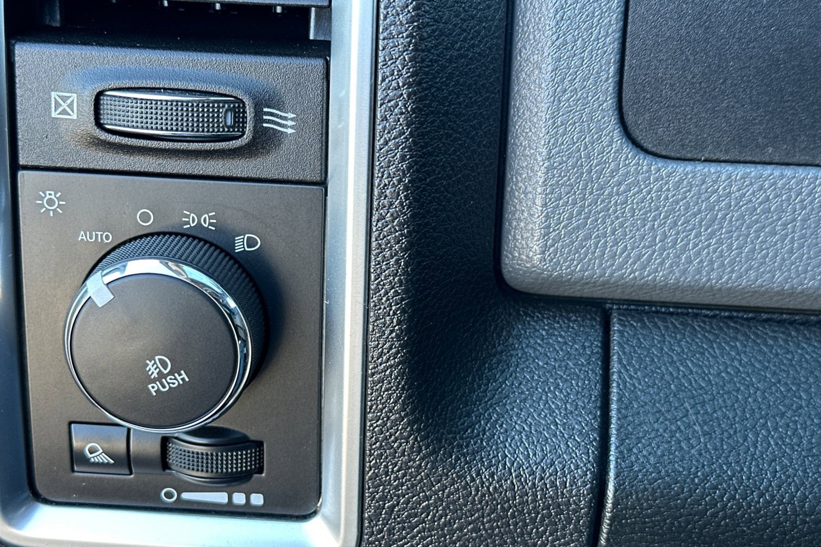 Used 2015 RAM 3500 Big Horn image 33