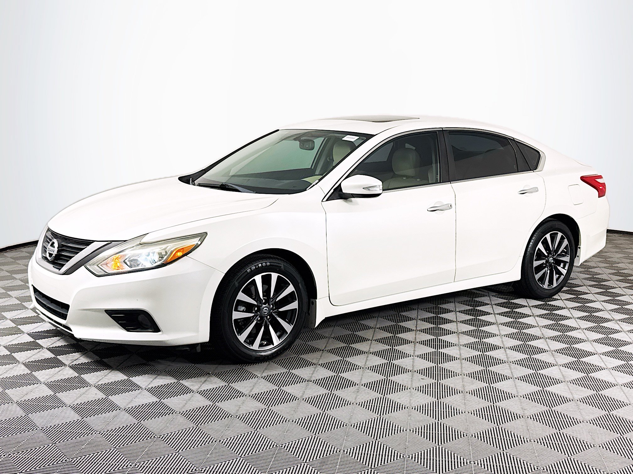 Used 2017 Nissan Altima 2.5 SL w/ Moonroof Package FWD image 4