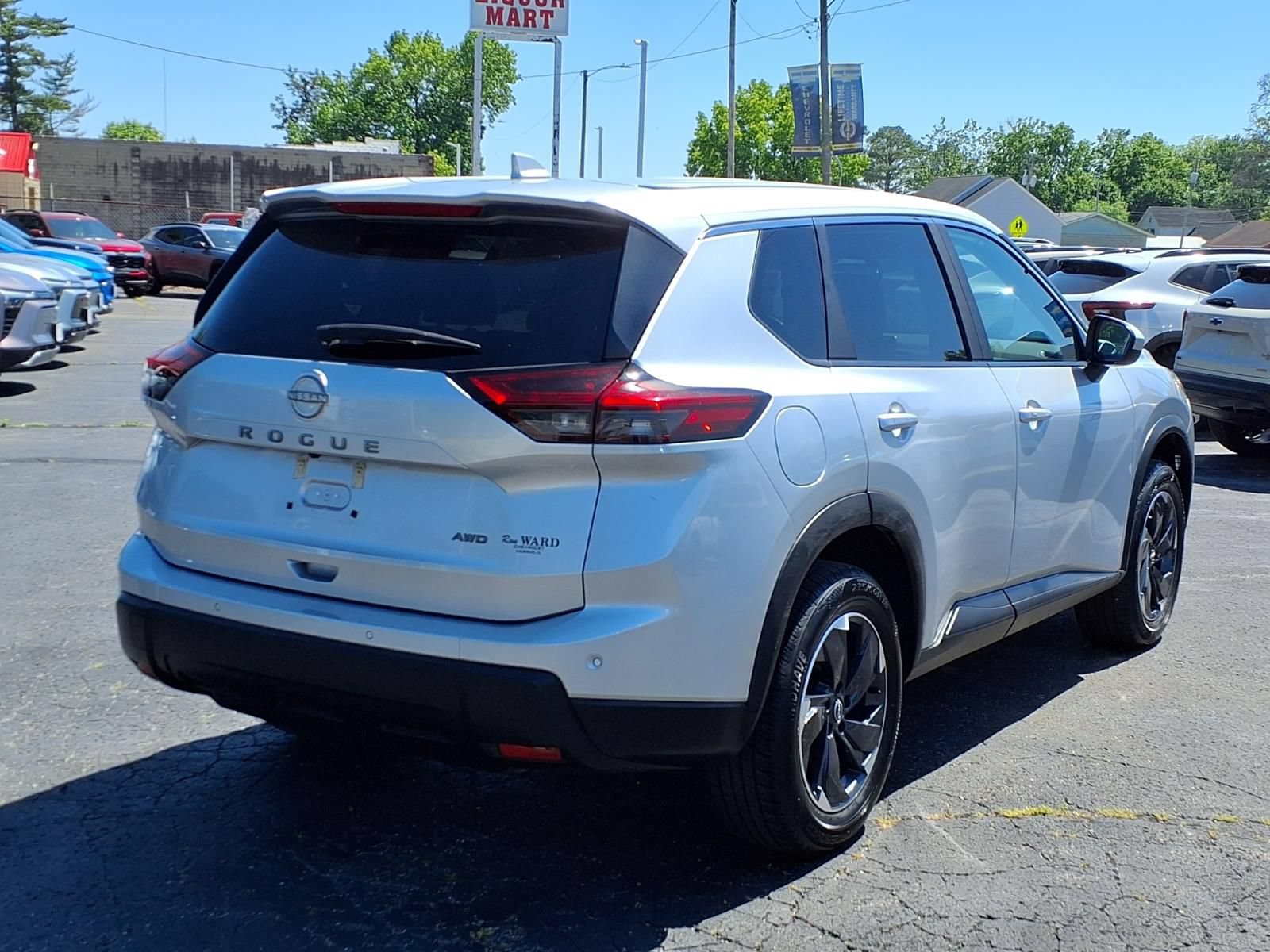 Used 2025 Nissan Rogue SV AWD/4WD image 4