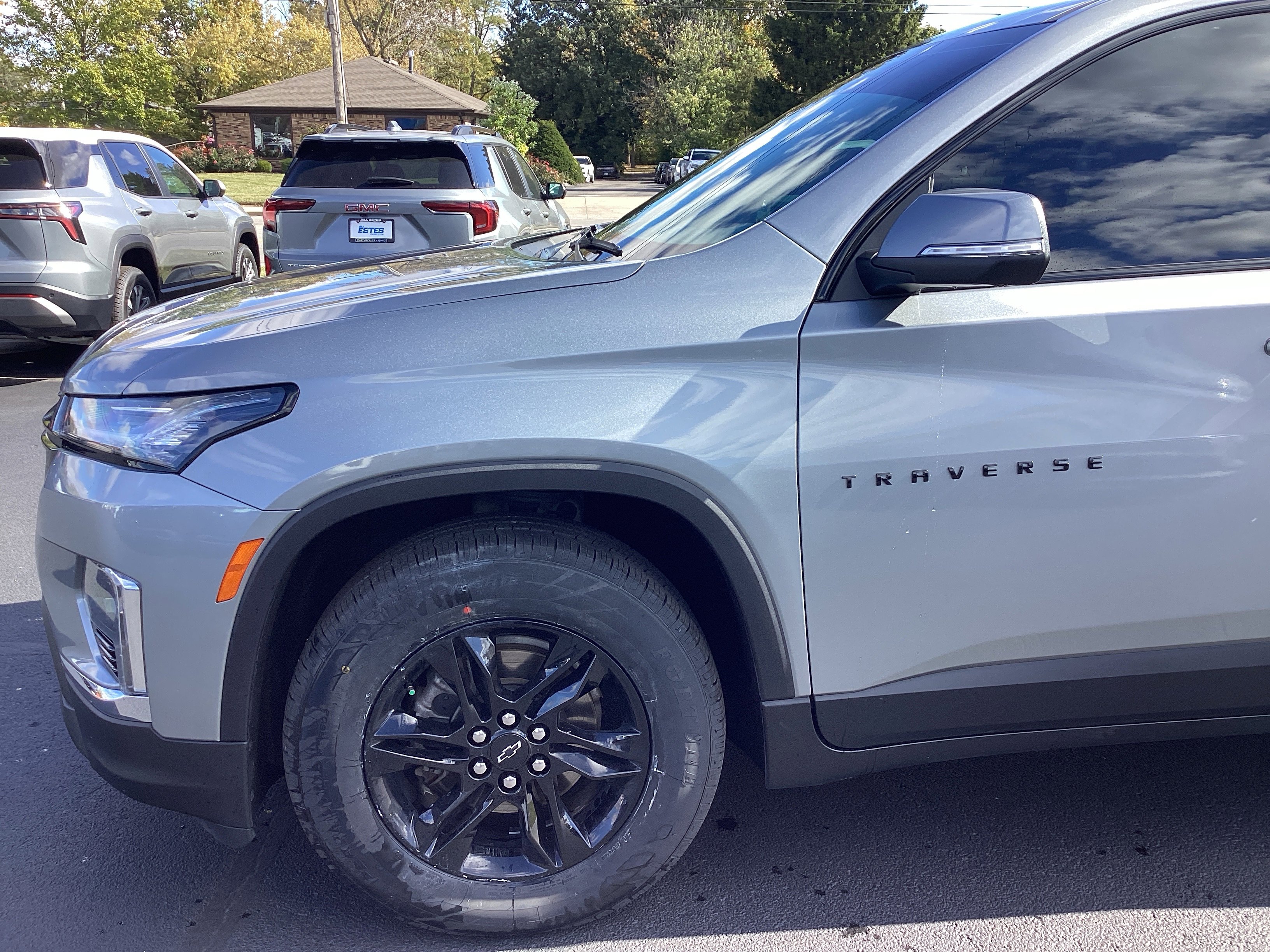 Used 2023 Chevrolet Traverse LT image 2