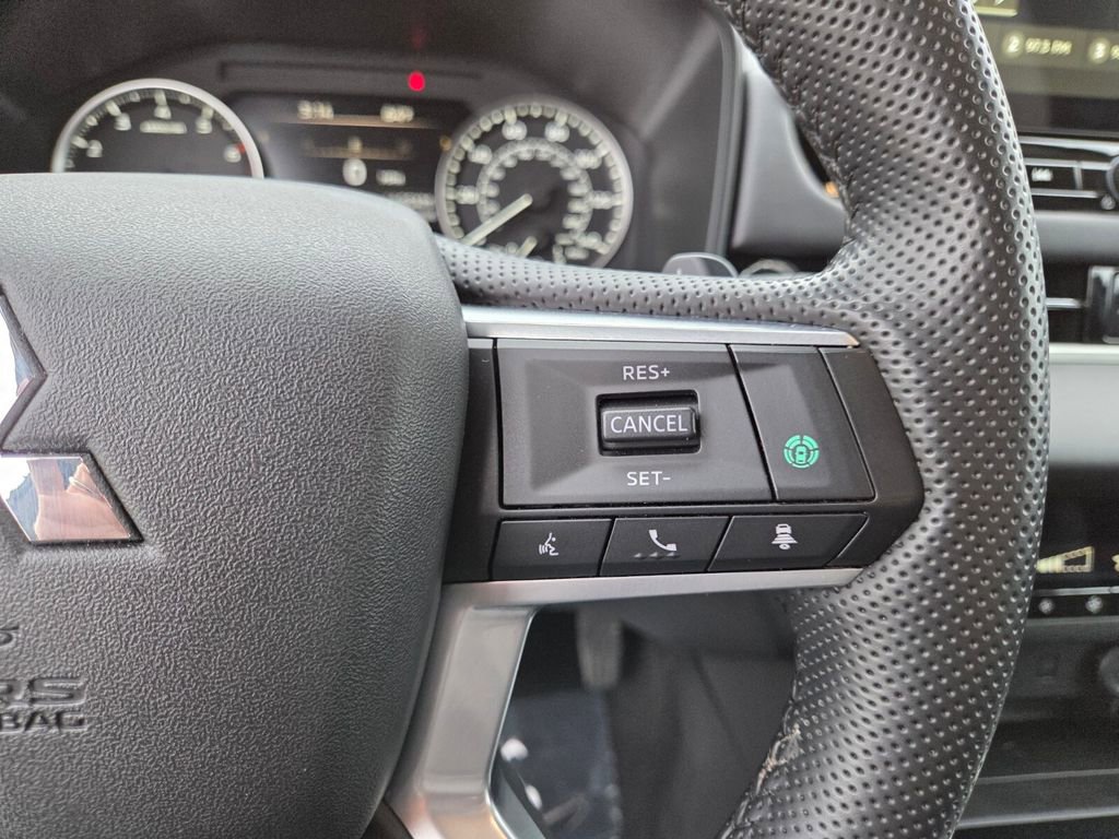Used 2025 Mitsubishi Outlander SE image 28