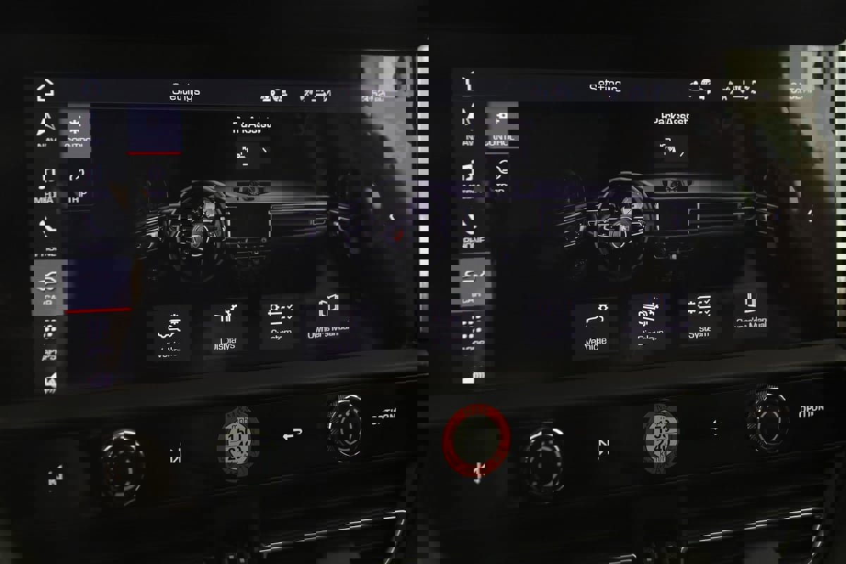 Used 2025 Porsche Macan image 41