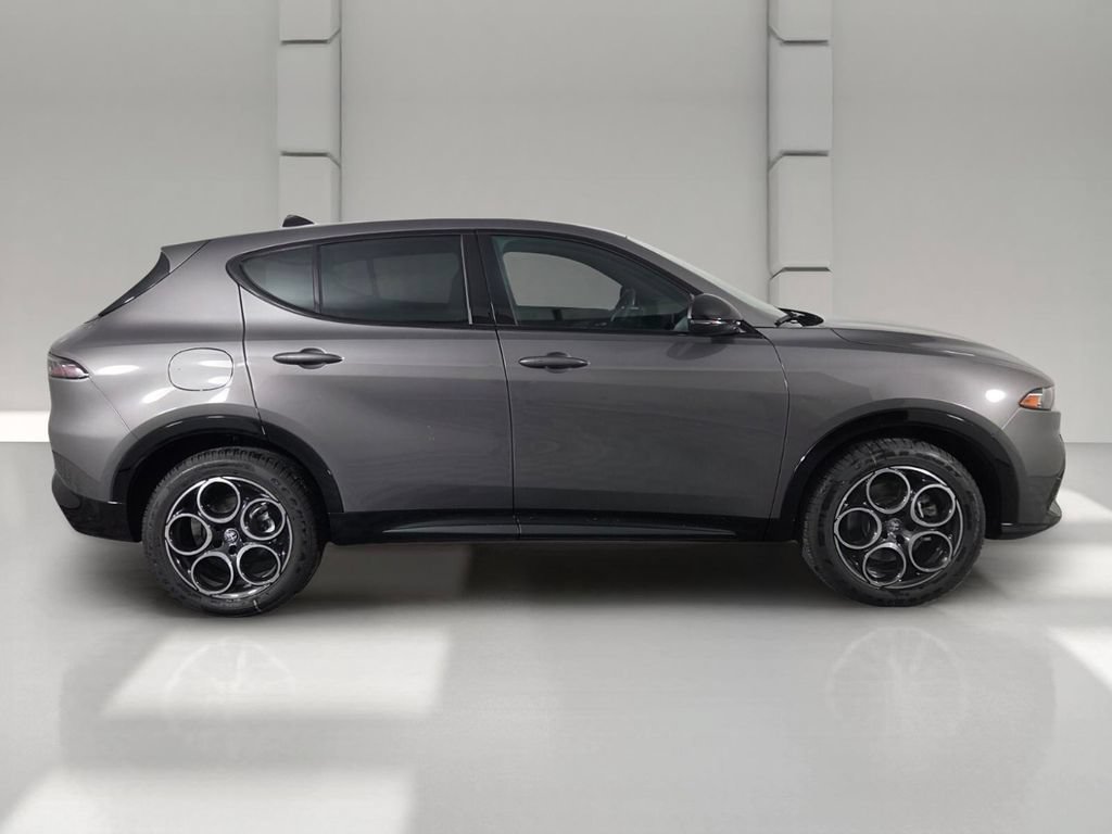 New 2026 Alfa Romeo Tonale w/ Black Premium Package AWD/4WD image 4