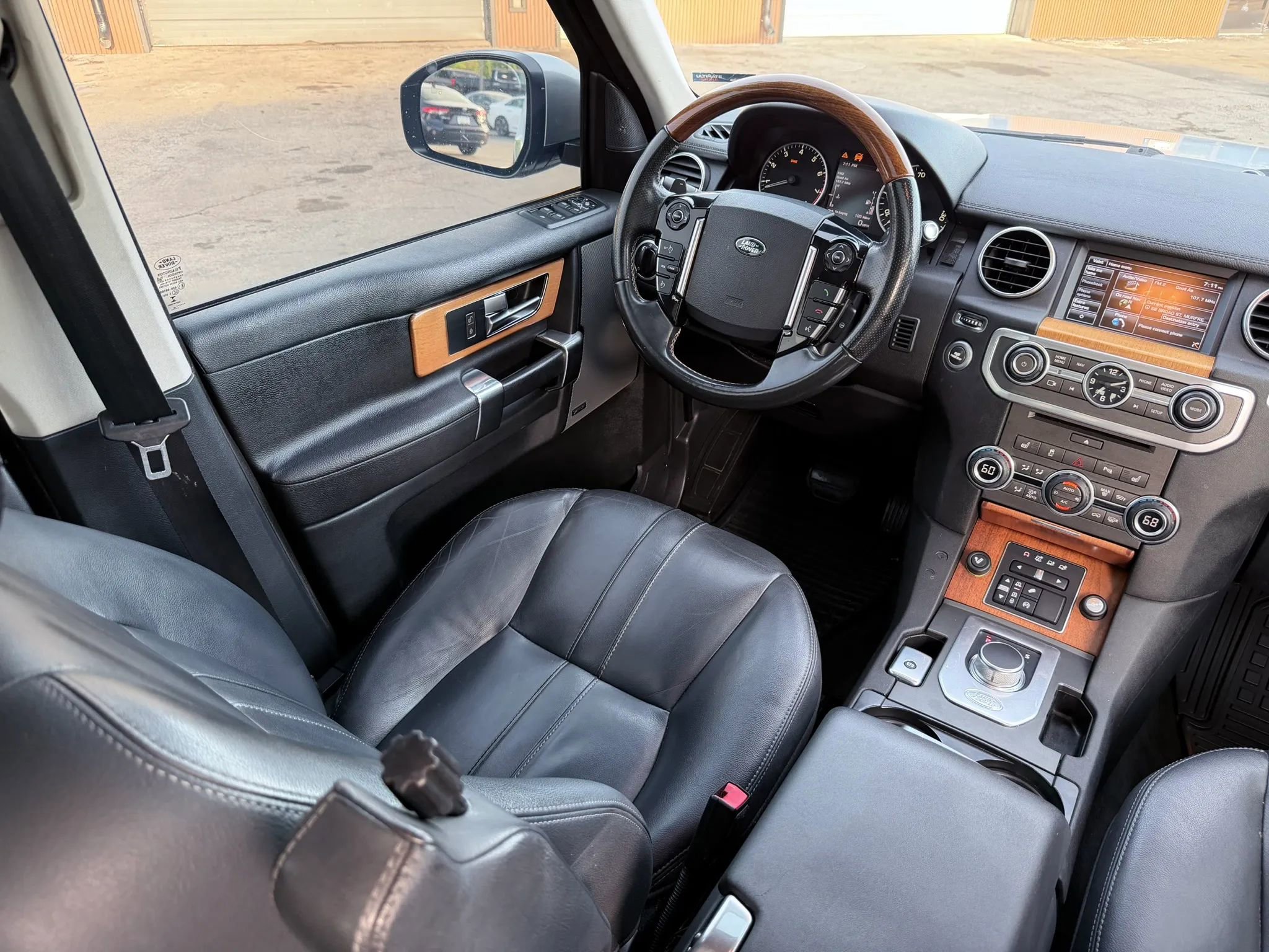Used 2015 Land Rover LR4 HSE AWD/4WD image 10