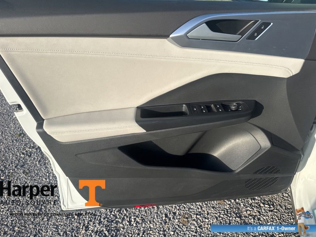 Used 2025 Volkswagen Taos SE w/ Panoramic Sunroof Package image 14