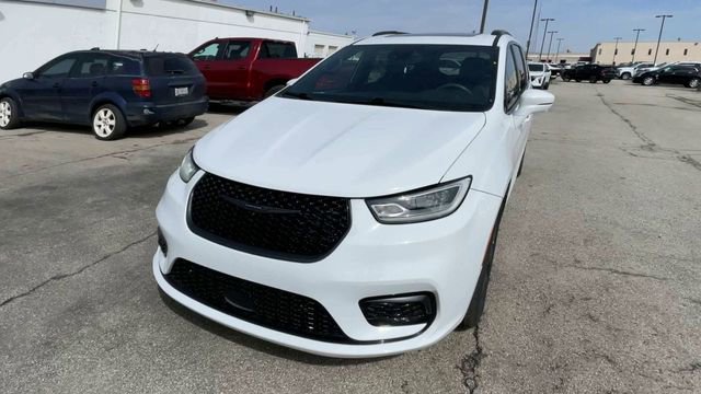 Used 2022 Chrysler Pacifica Limited w/ Uconnect Theater Family Group FWD image 5