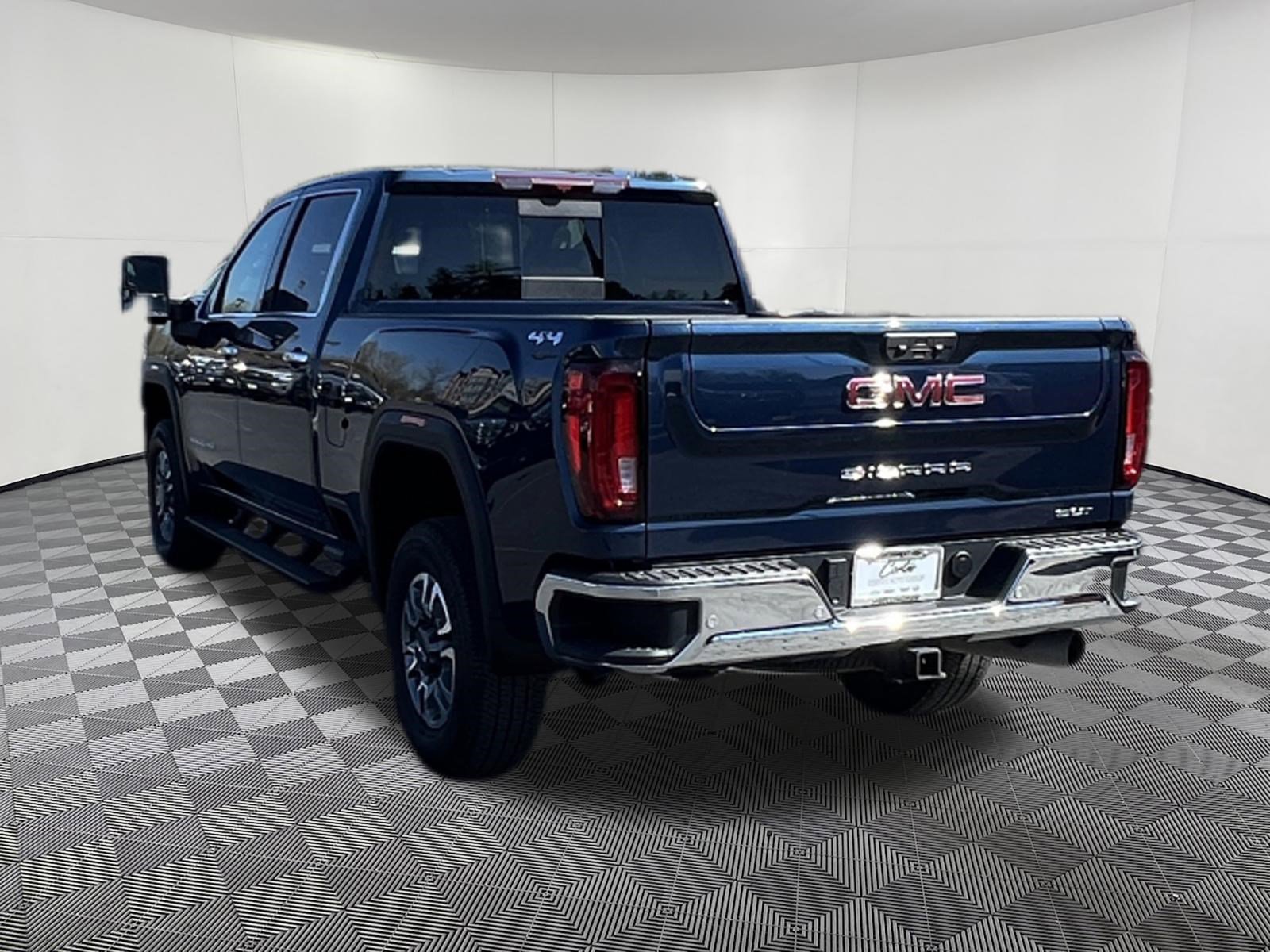 Used 2022 GMC Sierra 2500 SLT w/ SLT Preferred Package AWD/4WD image 4