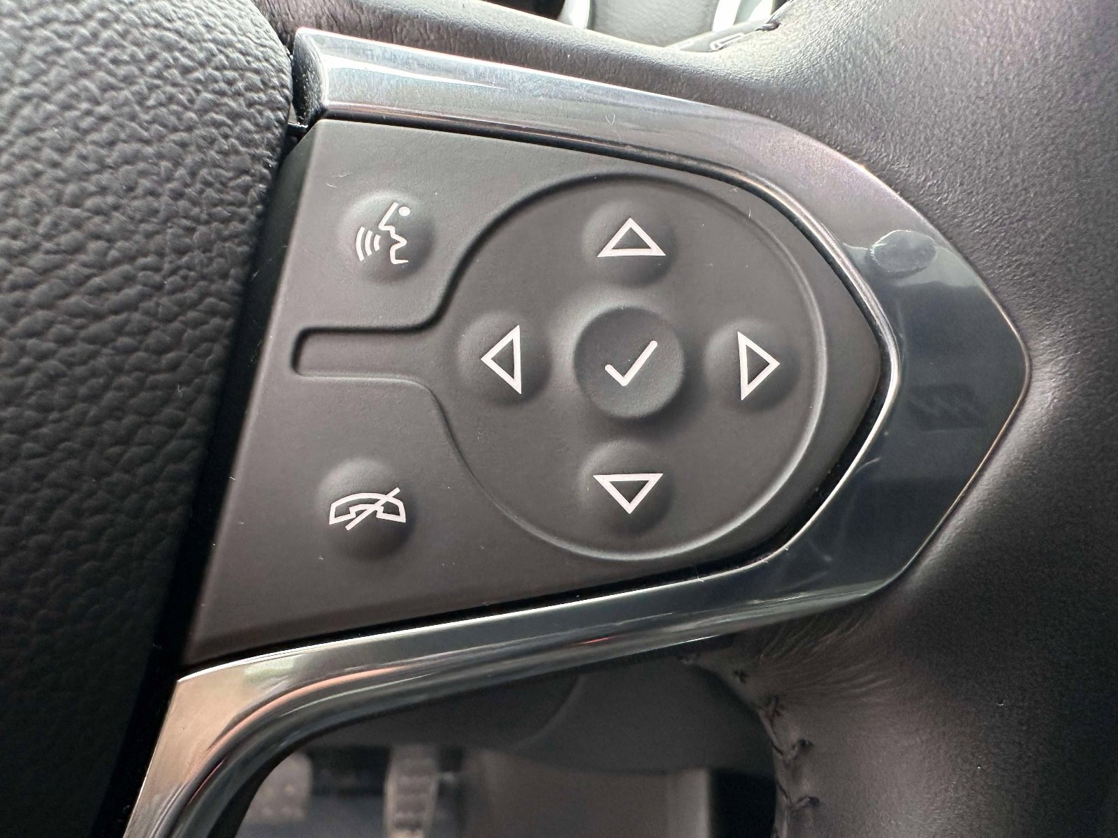Used 2020 Chevrolet Traverse Premier w/ Redline Edition AWD/4WD image 17