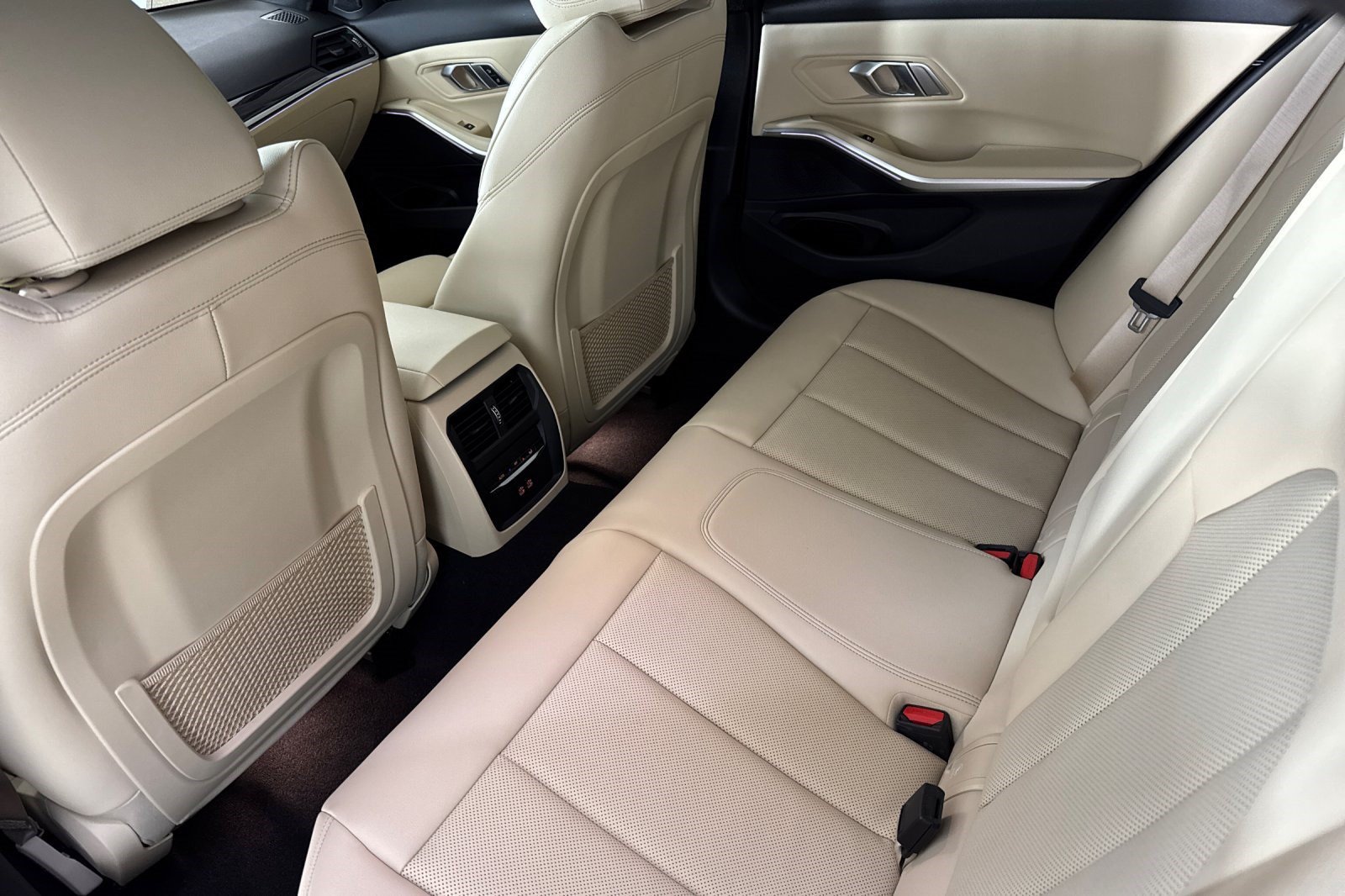 Used 2022 BMW 330e w/ M Sport Package RWD image 29