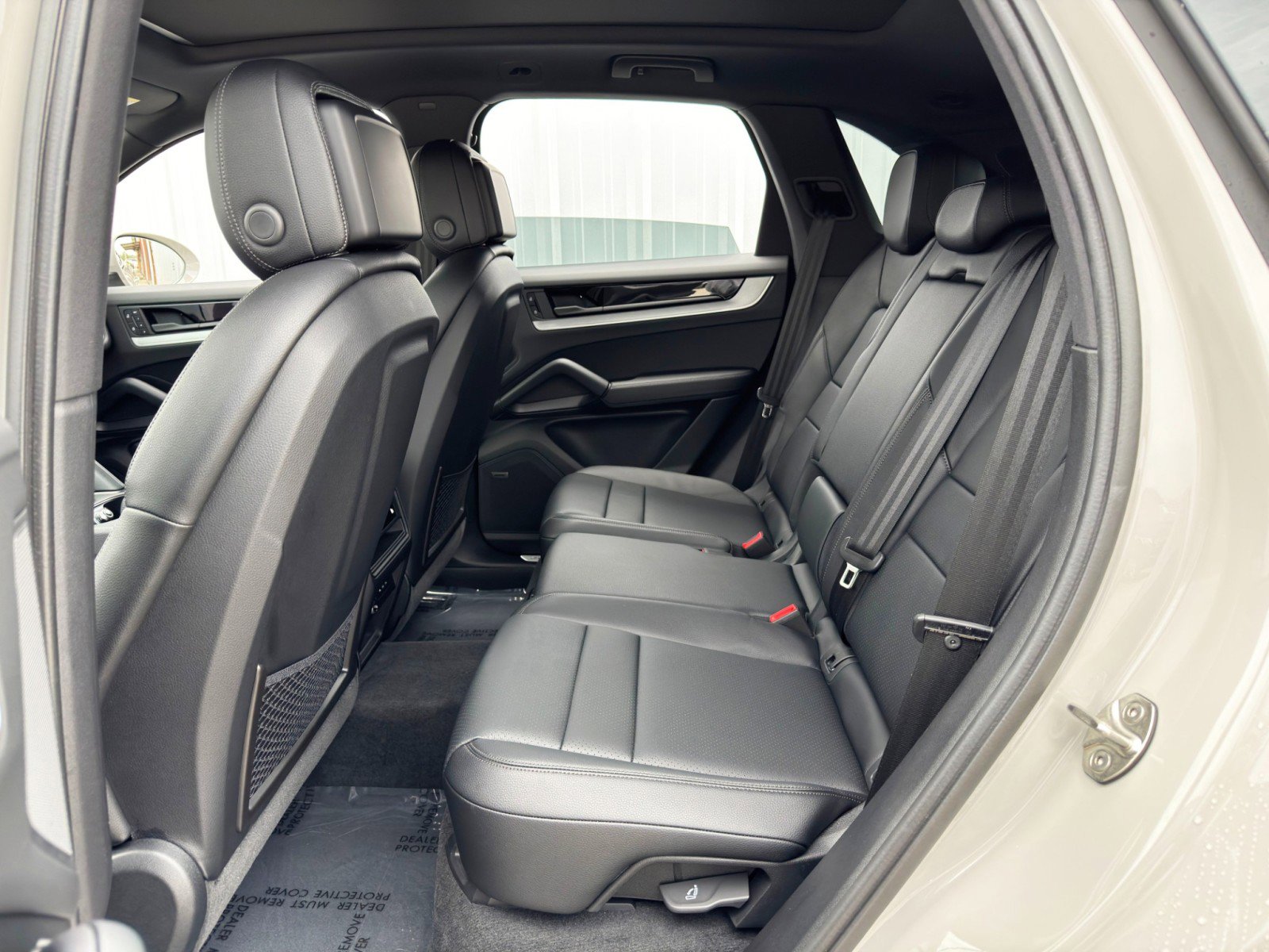 Used 2024 Porsche Cayenne w/ Premium Package image 43