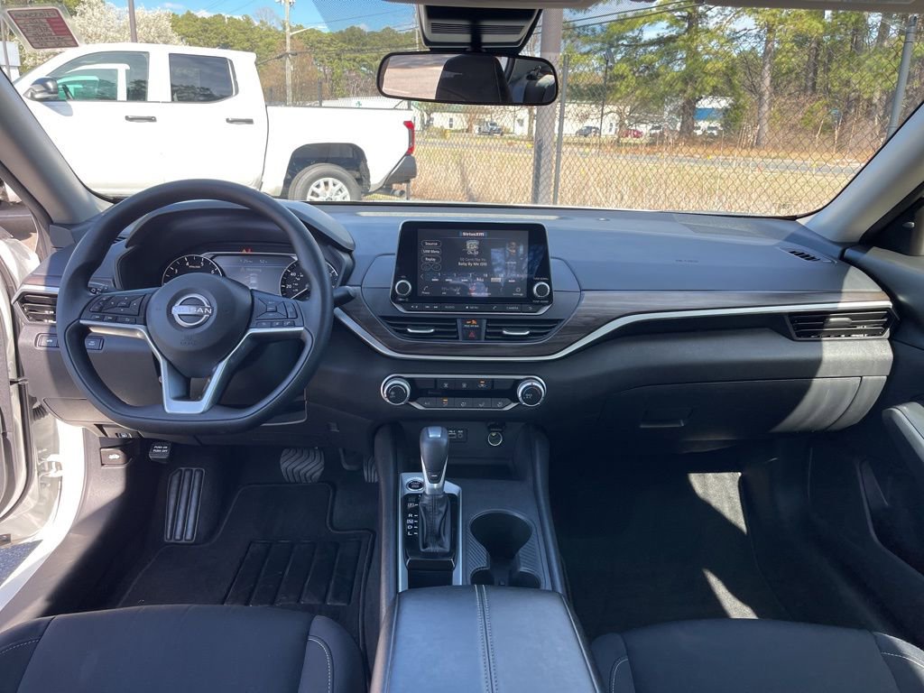 Used 2025 Nissan Altima 2.5 SV image 8
