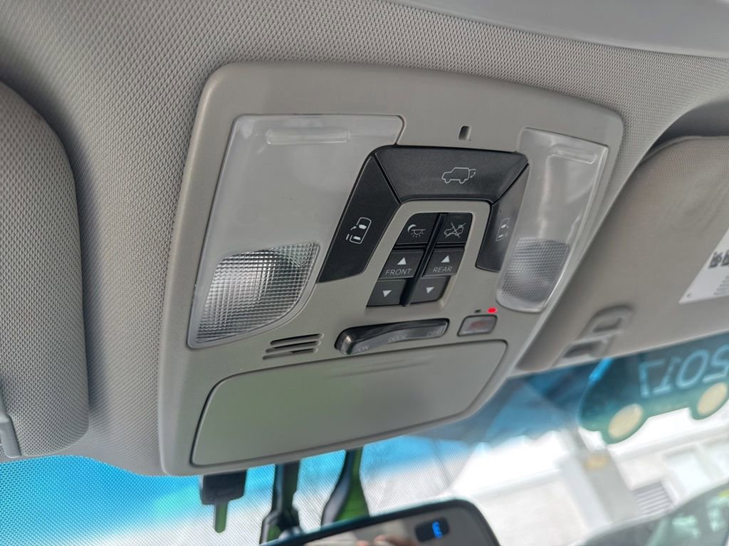 Used 2017 Toyota Sienna Limited Premium image 38