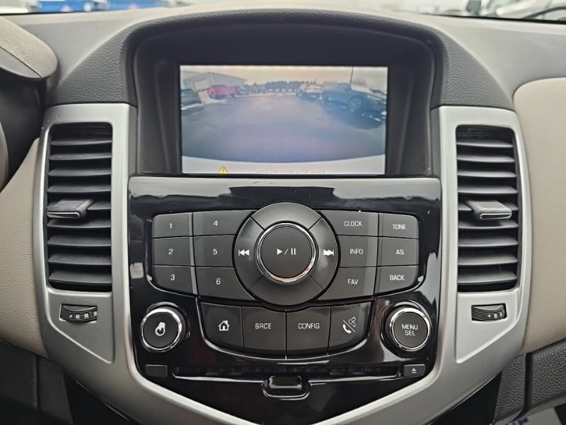 Used 2016 Chevrolet Cruze LT w/ Technology Package image 16