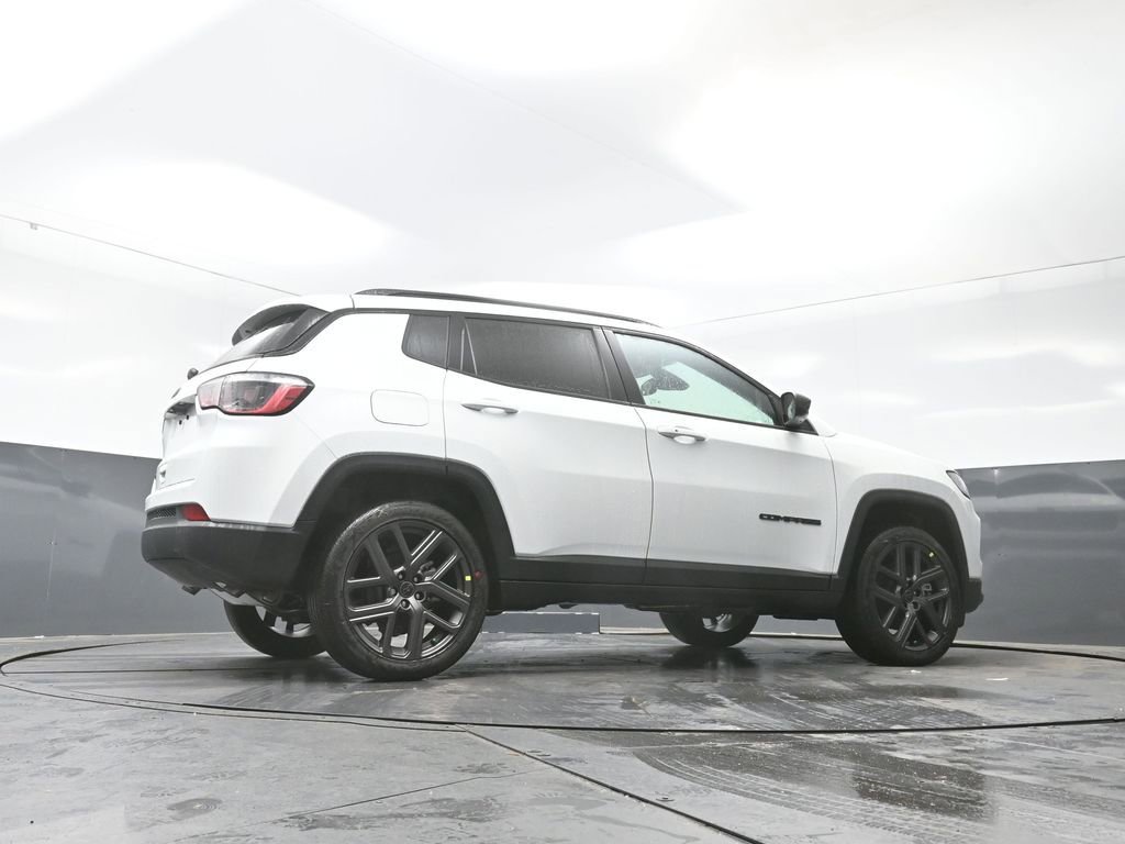 New 2026 Jeep Compass Latitude w/ Sun and Sound Group image 32