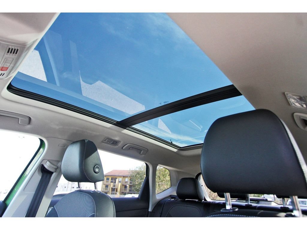 Certified 2025 Volkswagen Taos SE FWD image 31