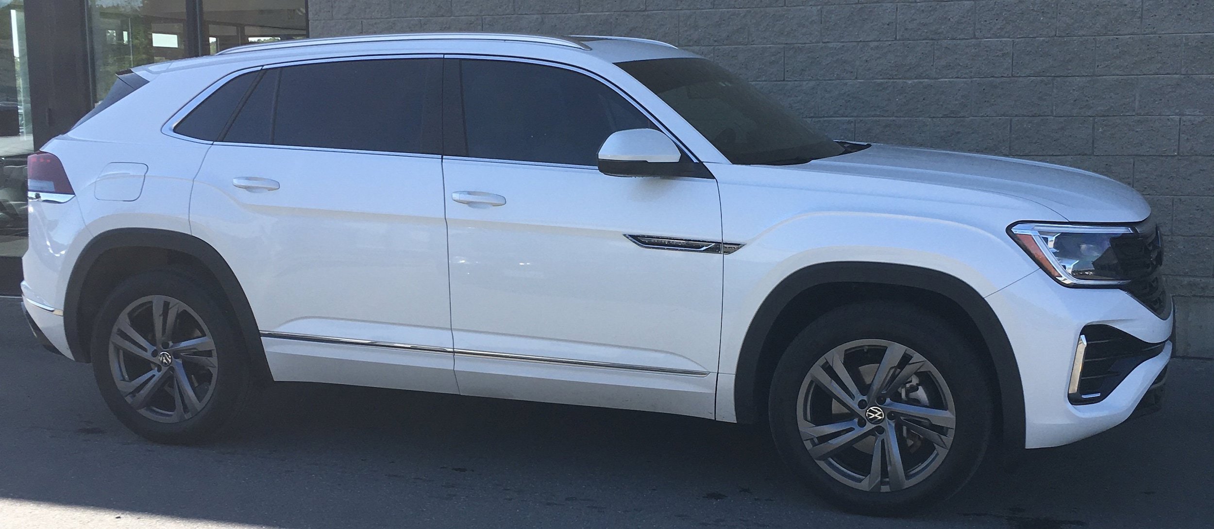 Used 2024 Volkswagen Atlas Cross Sport SEL R-Line AWD/4WD image 3
