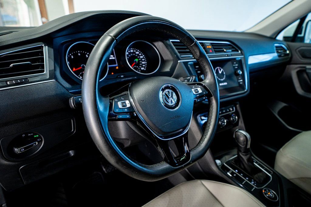 Used 2020 Volkswagen Tiguan SE w/ Panoramic Sunroof Package AWD/4WD image 35