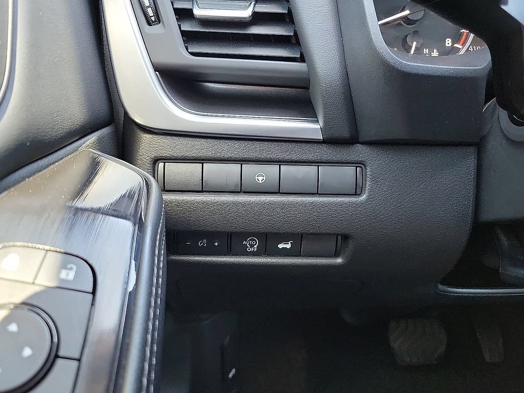 Used 2025 Nissan Rogue SV FWD image 14