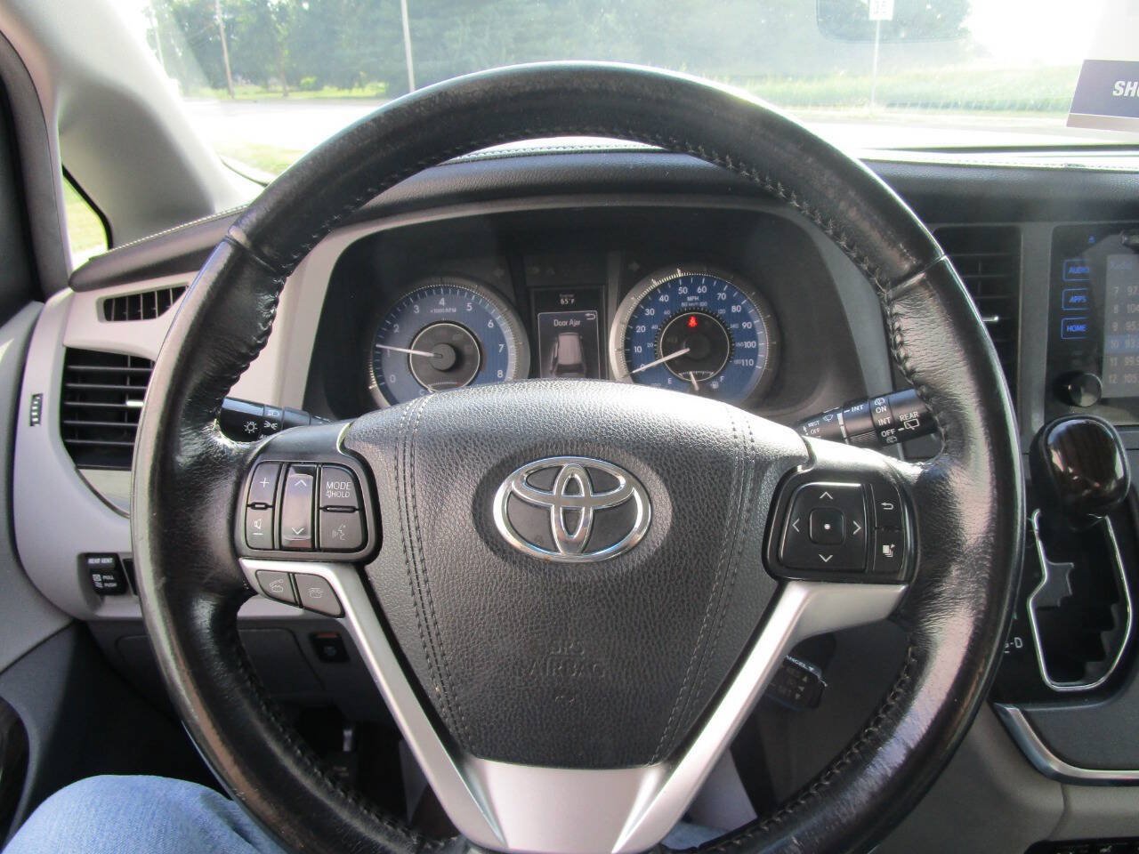 Used 2015 Toyota Sienna XLE Premium FWD image 18