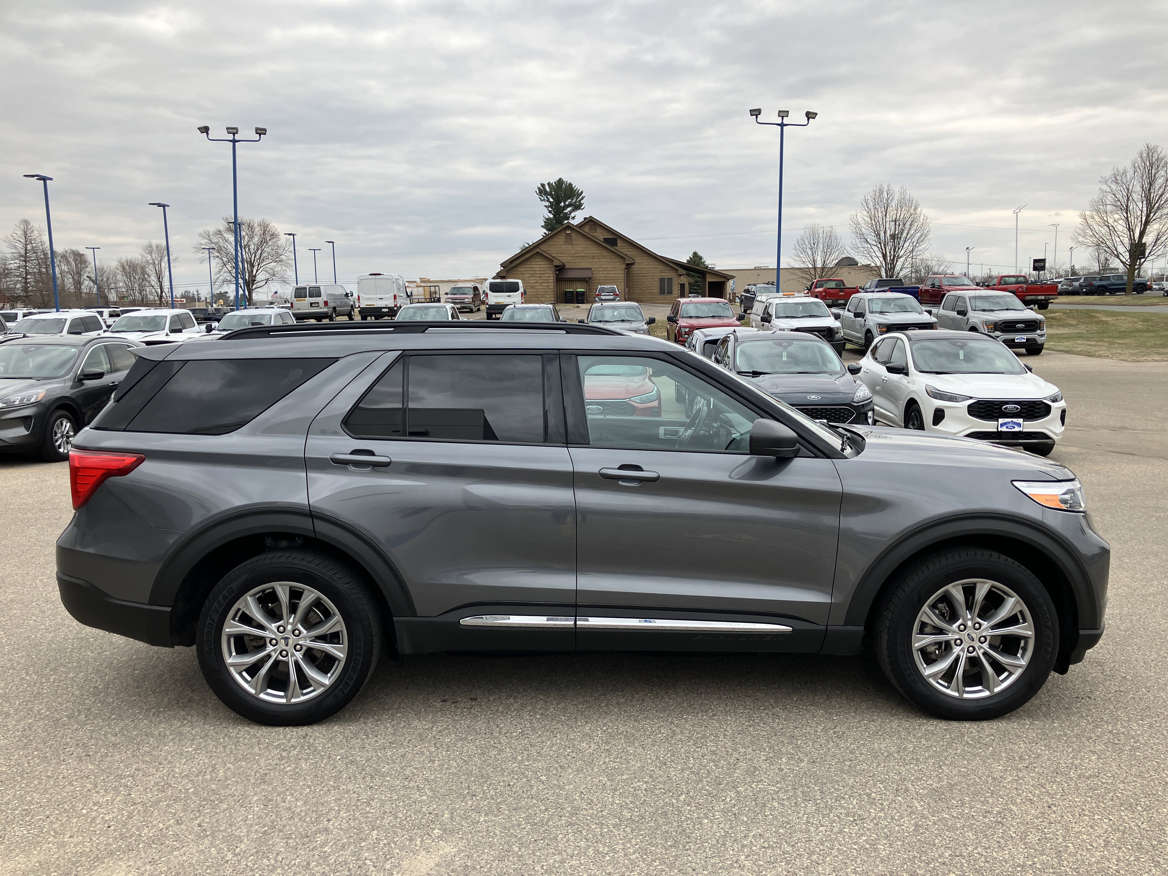 Used 2021 Ford Explorer XLT w/ Equipment Group 202A AWD/4WD image 5