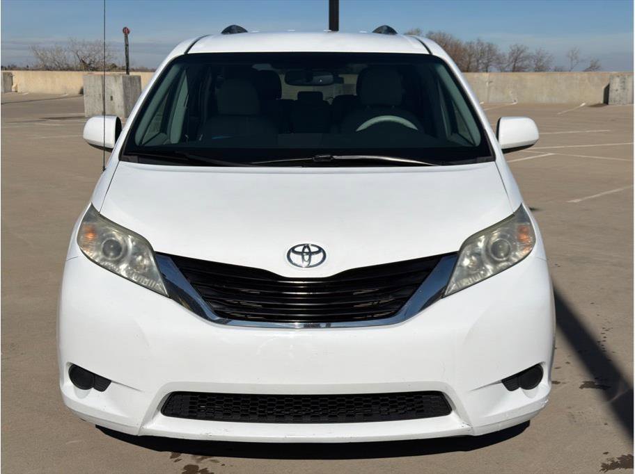 Used 2011 Toyota Sienna LE image 2