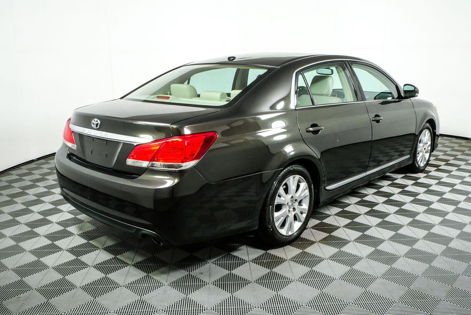 Used 2011 Toyota Avalon FWD image 3