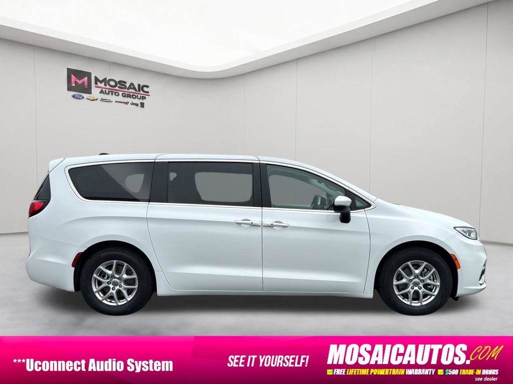 Used 2023 Chrysler Pacifica Touring-L FWD image 8