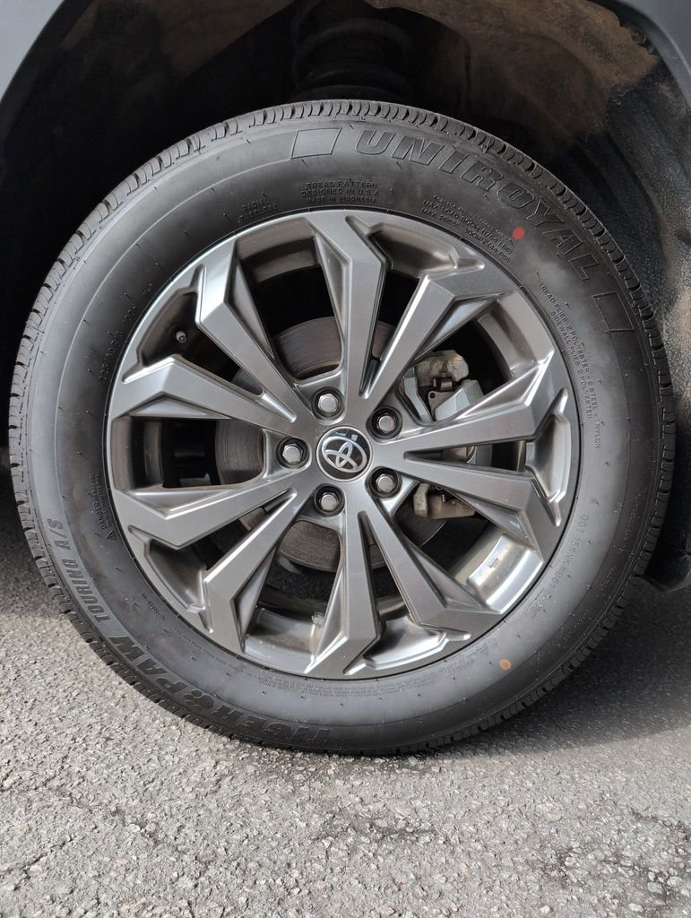 Used 2022 Toyota RAV4 XLE Premium AWD/4WD image 17