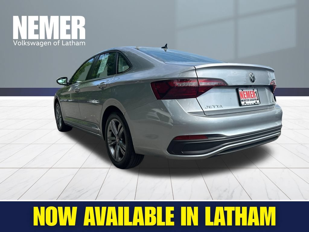 Used 2022 Volkswagen Jetta SE FWD image 2