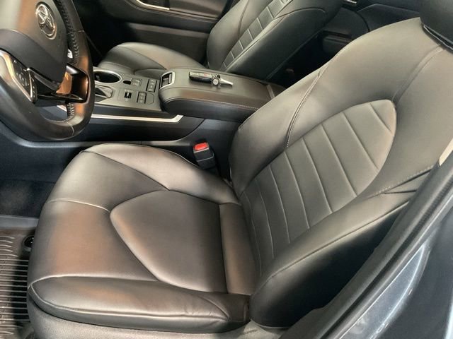 Used 2020 Toyota Highlander XLE AWD/4WD image 11