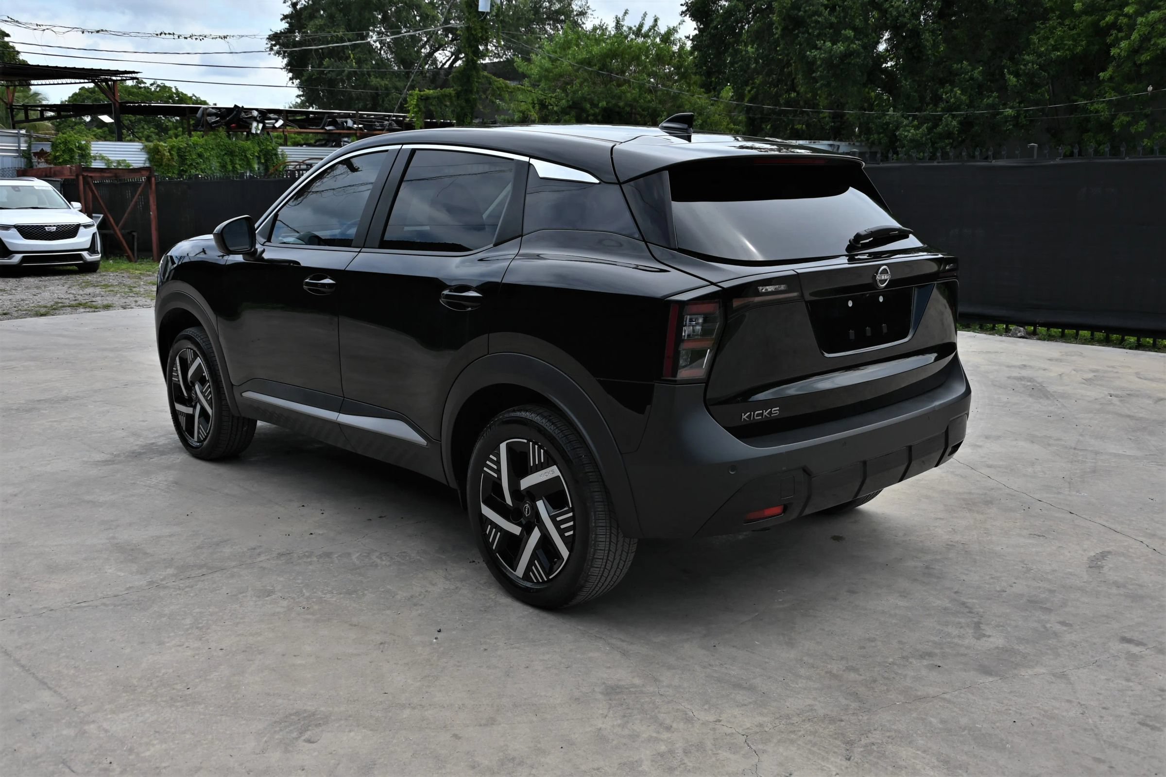 Used 2025 Nissan Kicks SV FWD image 3