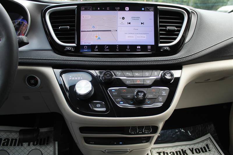 Used 2022 Chrysler Pacifica Touring-L w/ Uconnect Theater Family Group AWD/4WD image 18
