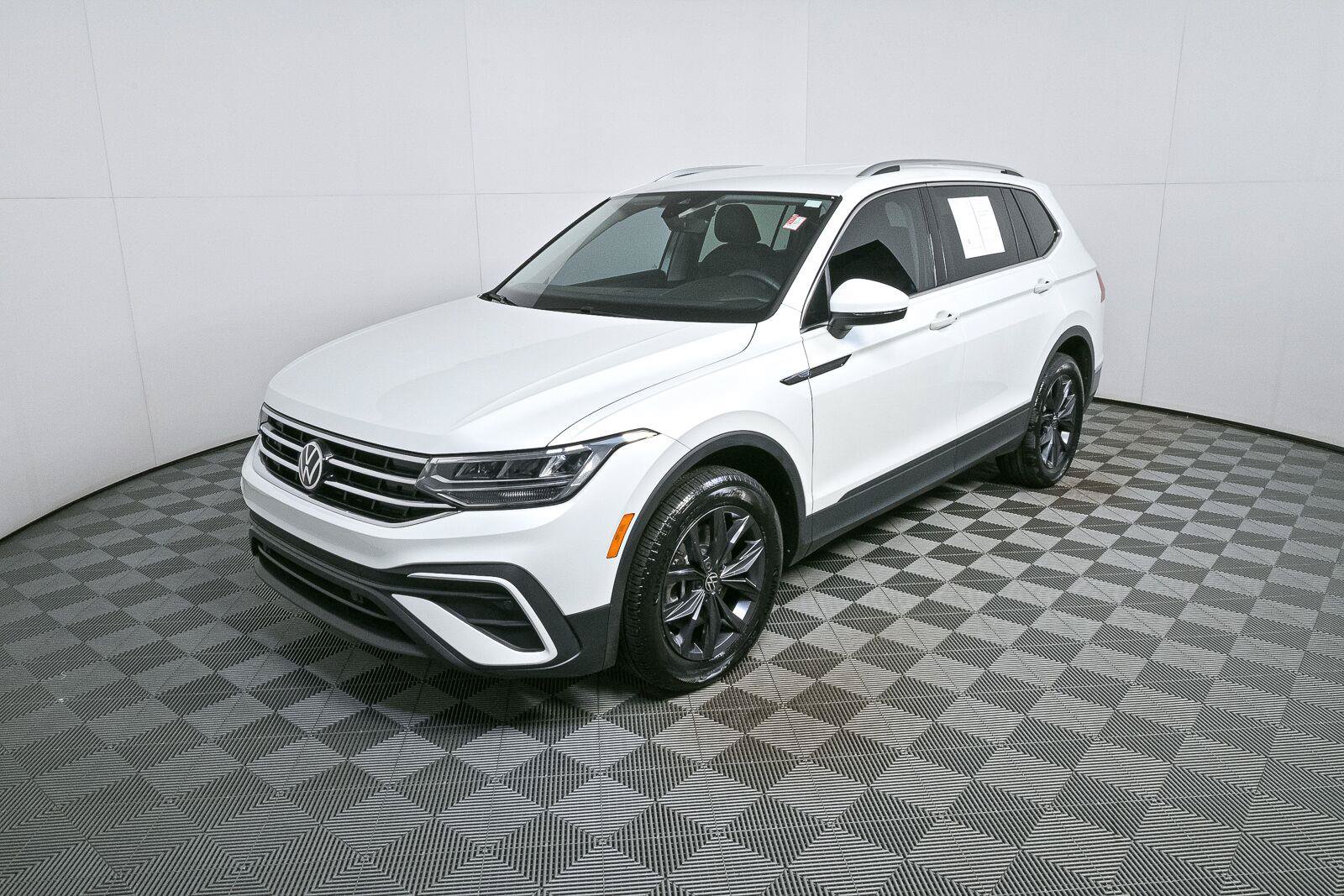 Certified 2023 Volkswagen Tiguan SE FWD image 30