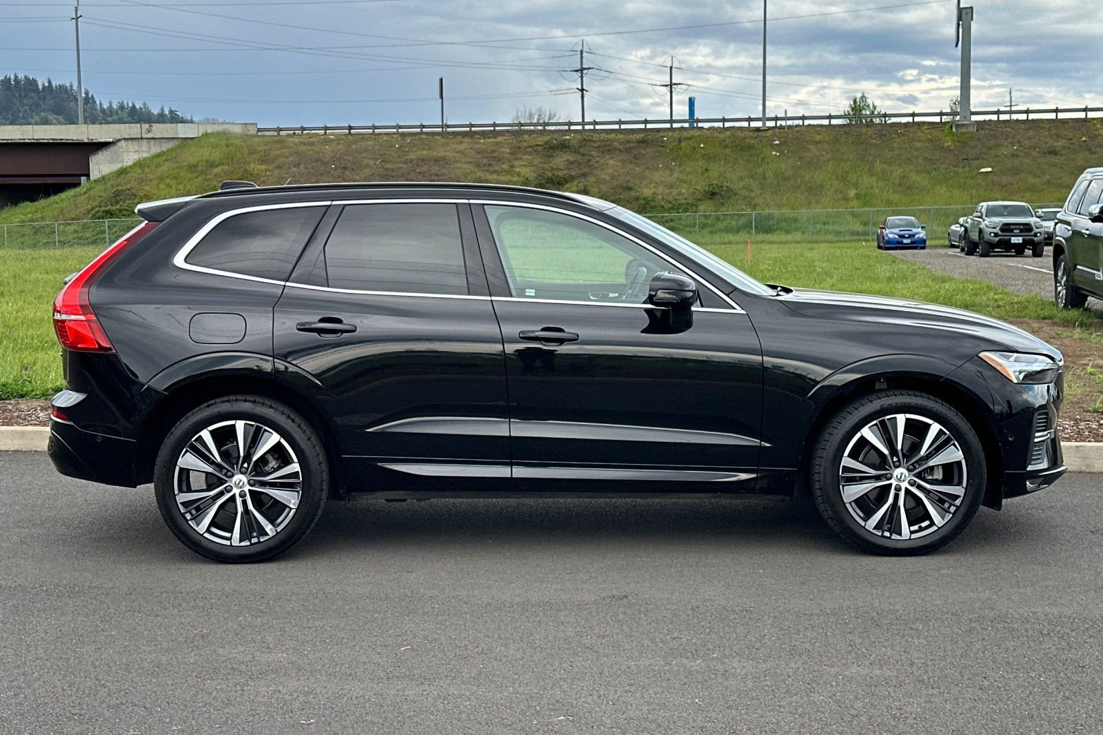Used 2022 Volvo XC60 B5 Momentum w/ Advanced Package video 2