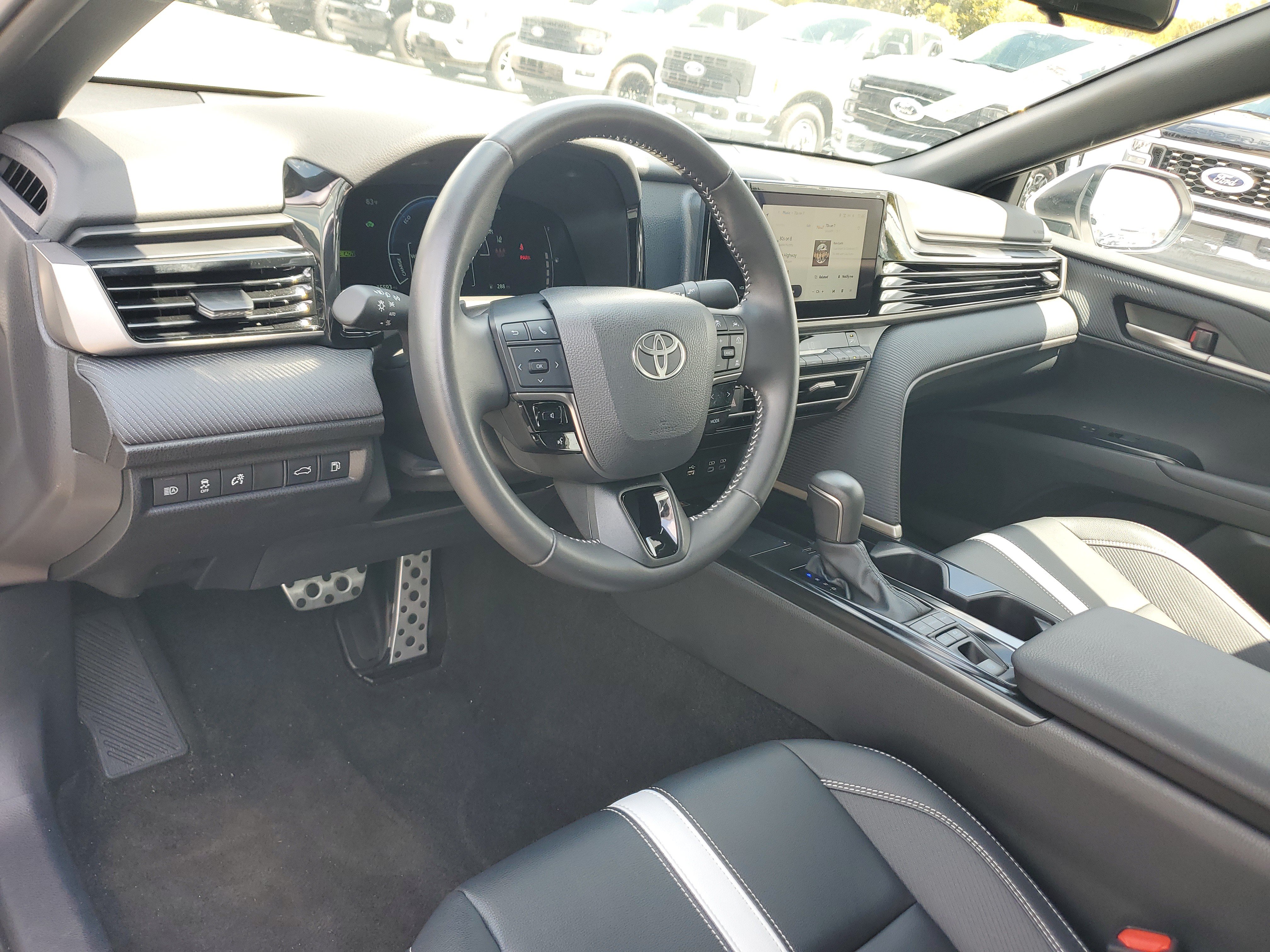 Used 2025 Toyota Camry SE FWD image 8