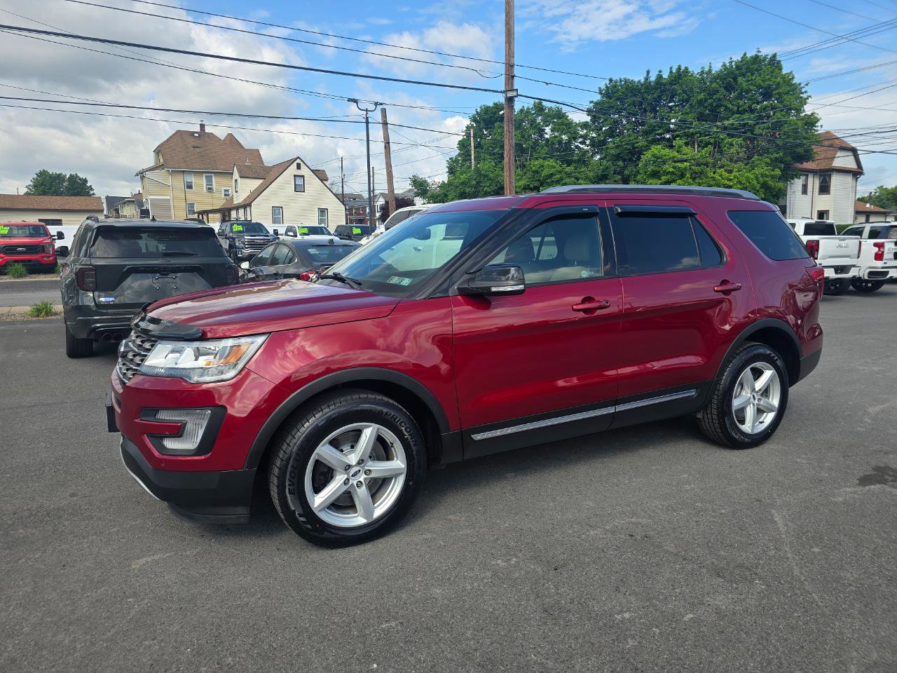Used 2017 Ford Explorer XLT w/ Equipment Group 202A AWD/4WD image 3