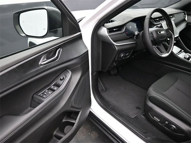 New 2025 Jeep Grand Cherokee Laredo image 13