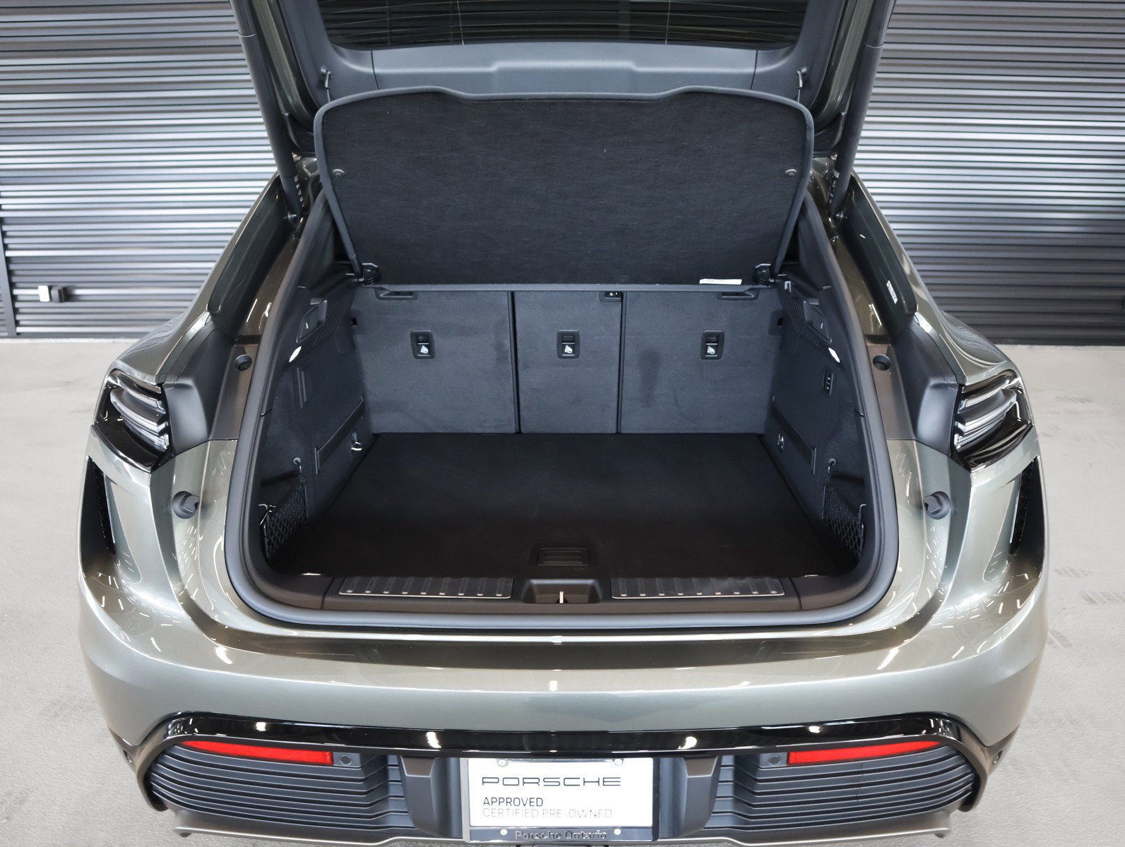 Used 2025 Porsche Macan Turbo Electric AWD/4WD image 22