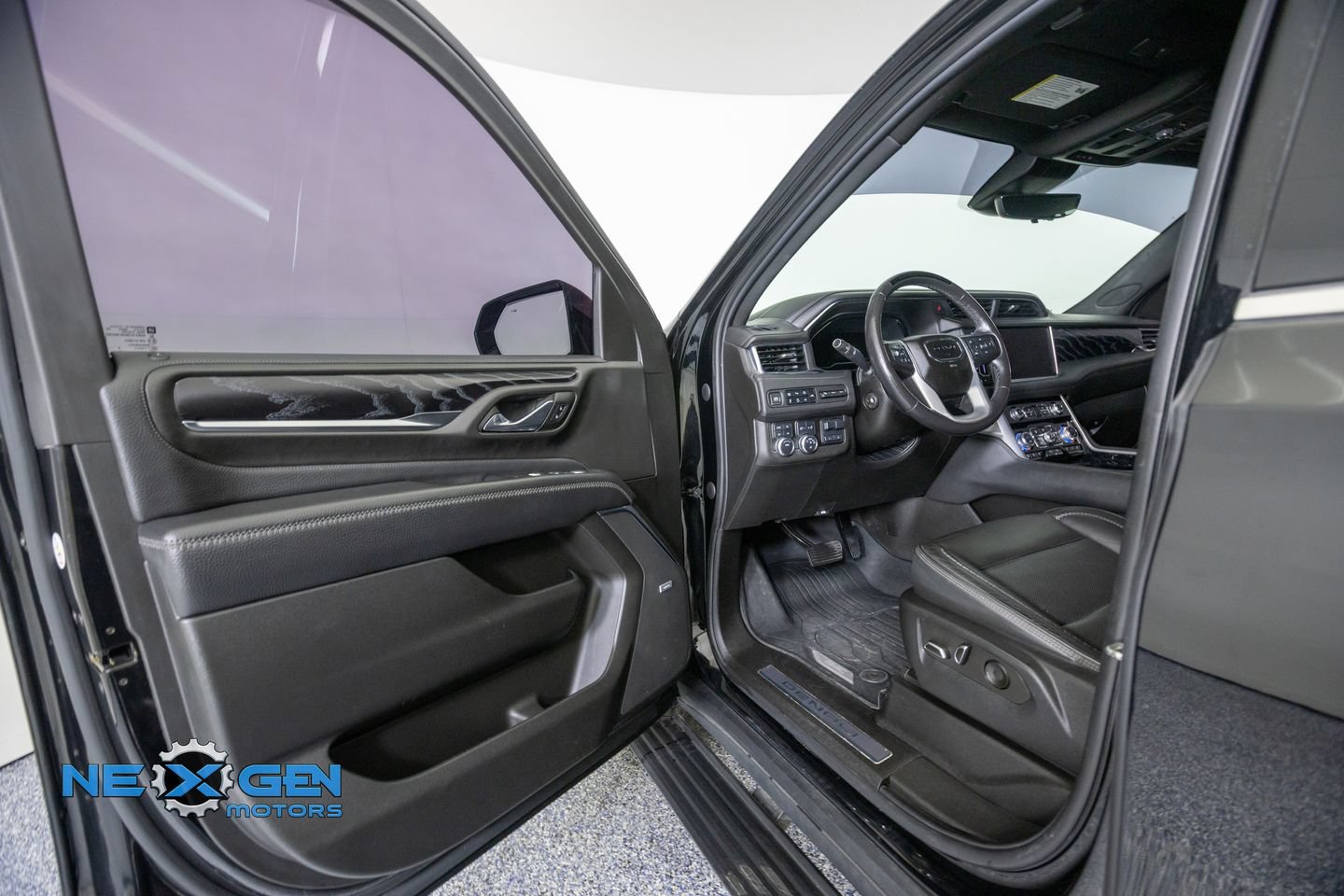 Used 2023 GMC Yukon Denali w/ Advanced Technology Package AWD/4WD image 9