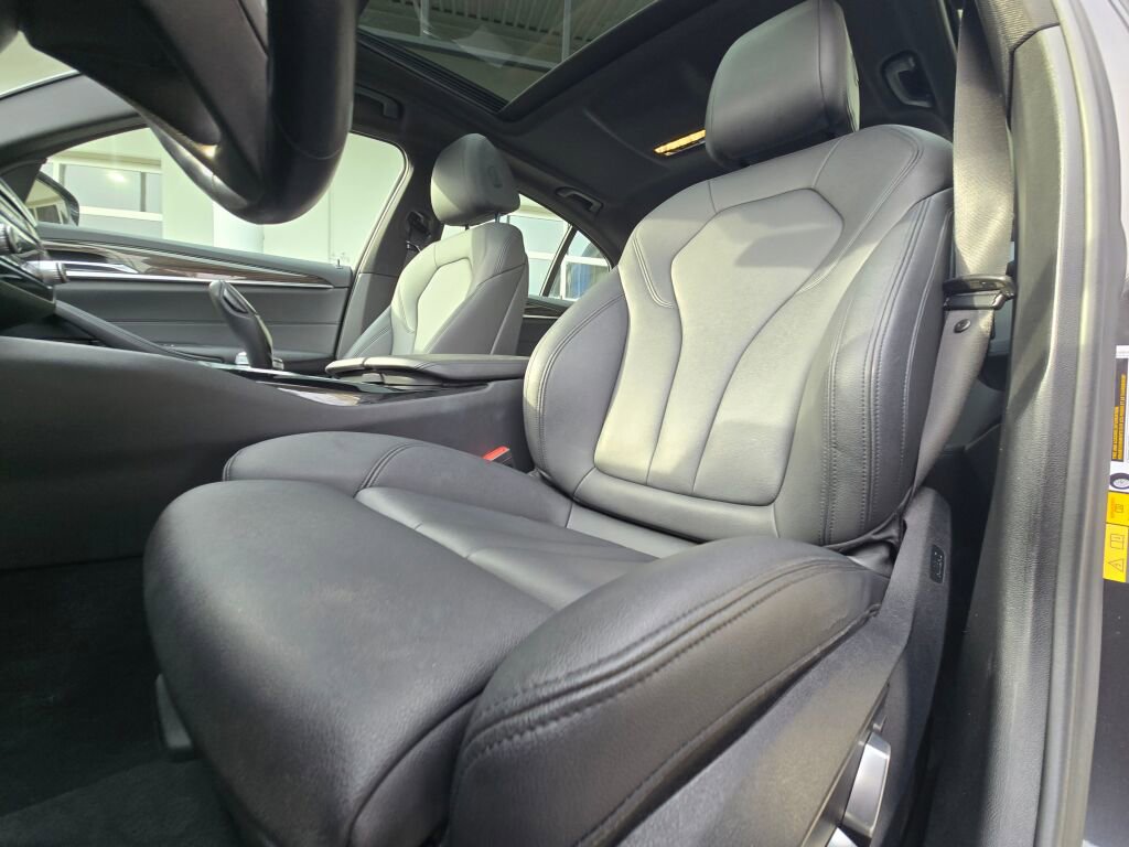 Used 2018 BMW 530e xDrive AWD/4WD image 19