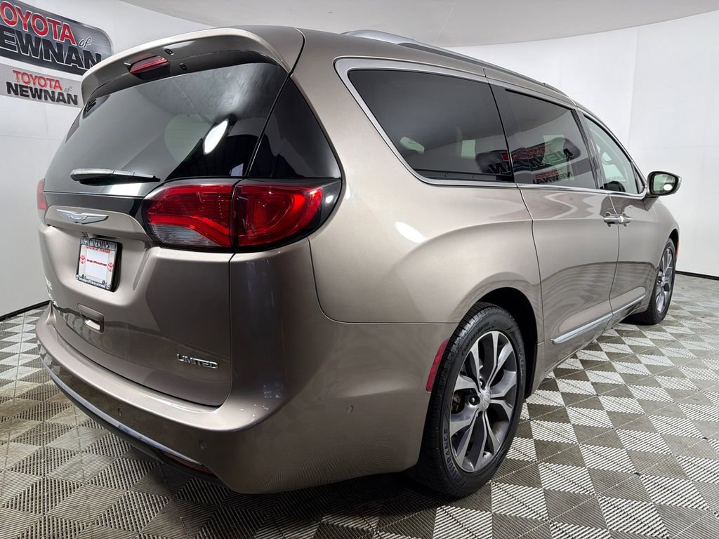 Used 2018 Chrysler Pacifica Limited w/ Tire & Wheel Group FWD image 5