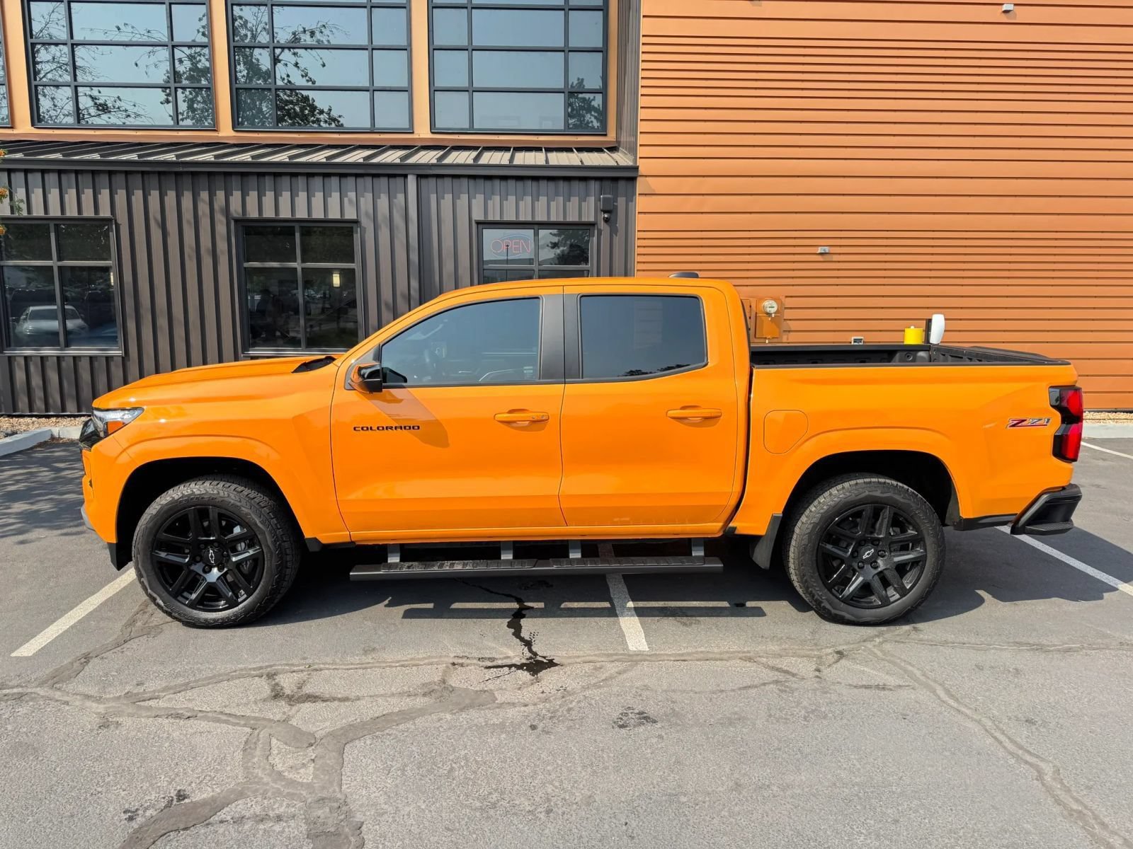 Used 2025 Chevrolet Colorado Z71 w/ Technology Package AWD/4WD image 2