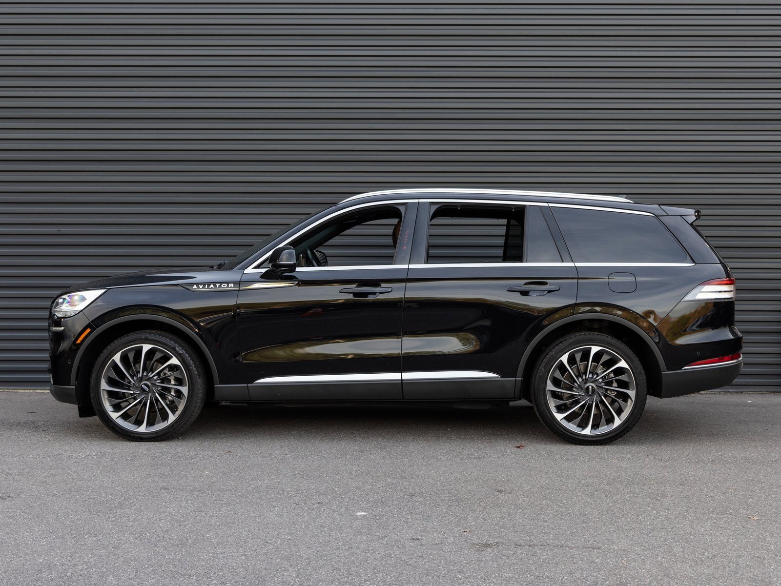 Used 2020 Lincoln Aviator Reserve w/ Equipment Group 202A image 2