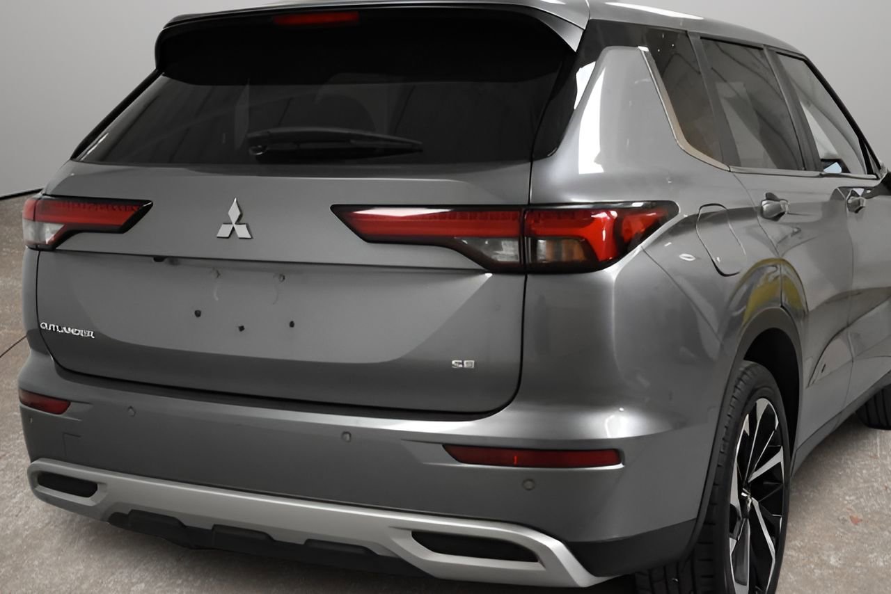 Used 2024 Mitsubishi Outlander SE image 3